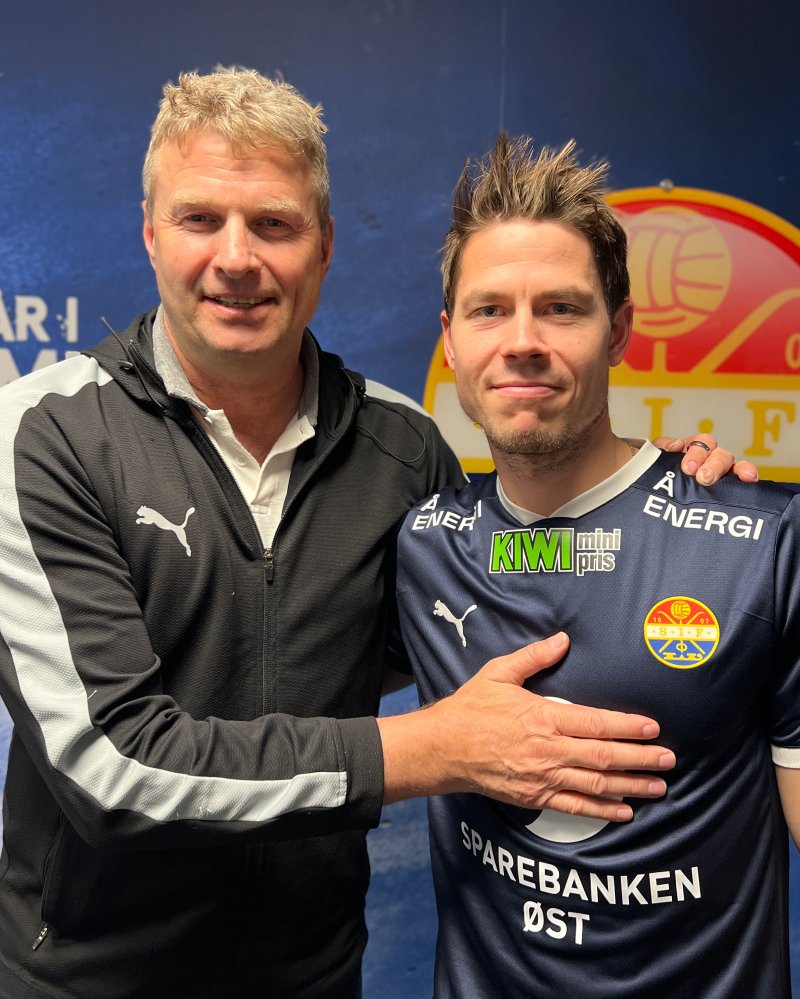 Jostein Flo og Lars Vilsvik etter å ha blitt enige om kontrakt - for sjuende gang.
