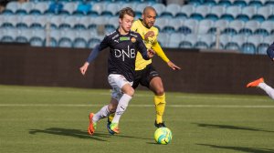 Team SIF - Moss FK 2-5, 18. april 2017: Magnus Lankhof Dahlby med Rene Aleksander Elshaug i ryggen.