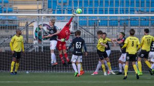Team SIF - Moss FK 2-5, 18. april 2017: Matias Tjellaug Finnestrand slår bort et hjørnespark. Også på bildet (f.v.): Arnar Thor Gudjonsson, Magnus Lankhof Dahlby (nr. 63), Kasper Flo og Marcus Næslund Haugland.