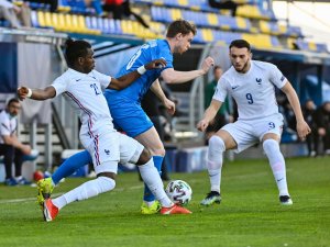 Valdimar Ingimundarson i aksjon for Island mot Frankrike i U21-EM.