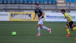 Team SIF - Moss FK 2-5, 18. april 2017: Kasper Flo med ballen. Til høyre er Thomas Klaussen