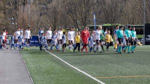 Åssiden - Strømsgodset 1-3, 26. april 2017: Lagene på vei ut på banen før kampen.