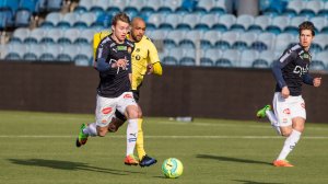 Team SIF - Moss FK 2-5, 18. april 2017: Magnus Lankhof Dahlby med Rene Aleksander Elshaug i ryggen. Kreshnik Krasniqi til høyre.