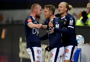 Herman Stengel (f.v.), Mikkel Maigaard og Lars-Jørgen Salvesen feirer Maigaards utligning i 1. omgang.