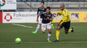 Team SIF - Moss FK 2-5, 18. april 2017: Amin Zariah i duell mot Rene Aleksander Elshaug. Loti Celina i bakgrunnen.