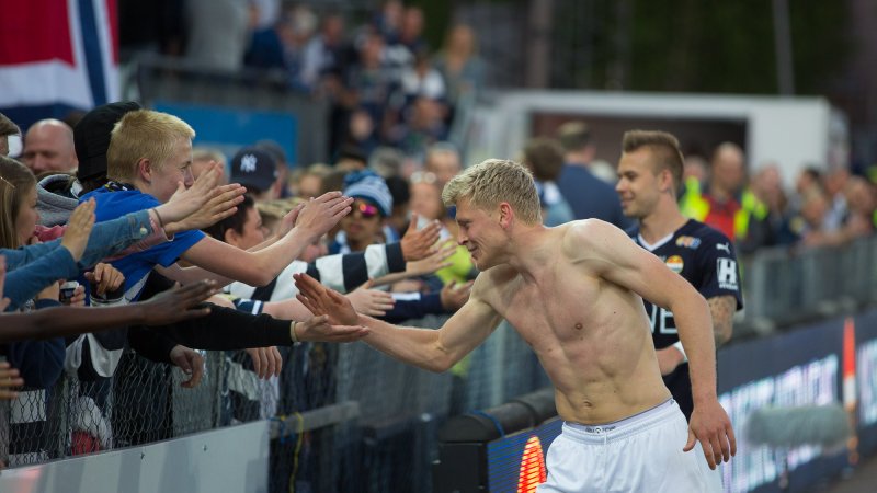 Parr jubler med fansen etter kampen