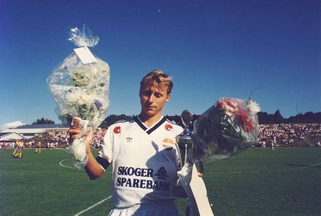 Arne får blomster på Gamle gress.