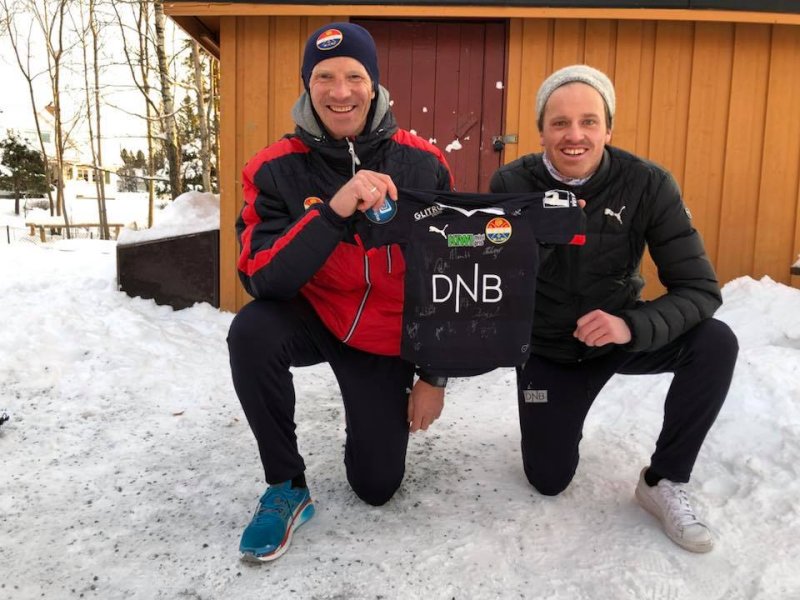 Peter og Lage hadde med signert drakt.