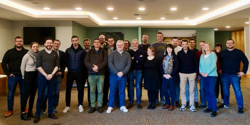 Dag Henning Borg (t.v.) sammen med supporterkoordinatorer fra andre europeiske klubber på Vicarage Road.