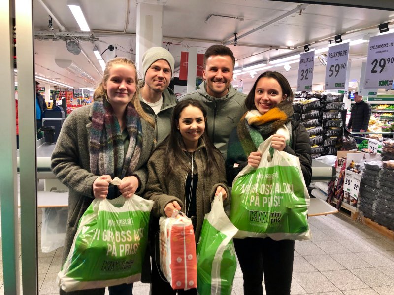 Ringstad og Vilsvik sammen med tre heldige jenter.