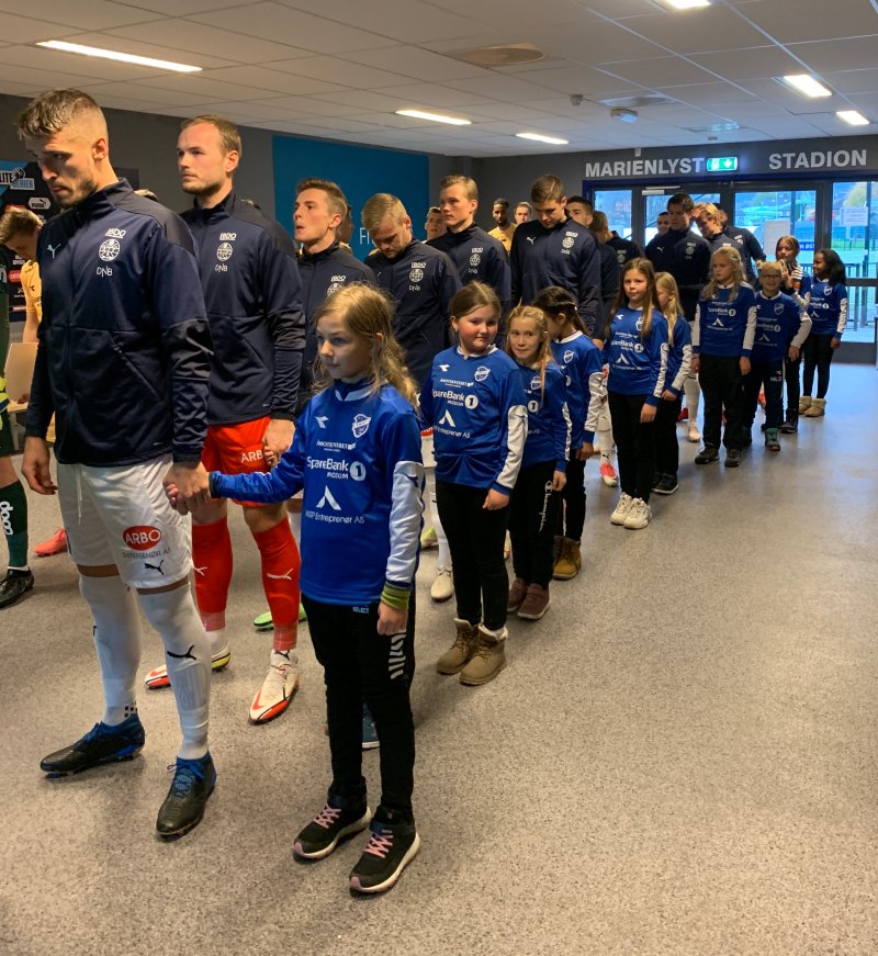 Flotte maskotter fra Åmot i forbindelse med forrige hjemmekamp mot Bodø/Glimt.