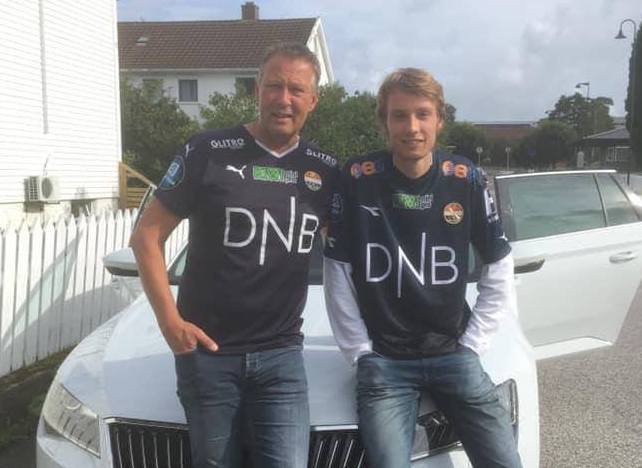 Far og sønn klar for bortetur med Godset.