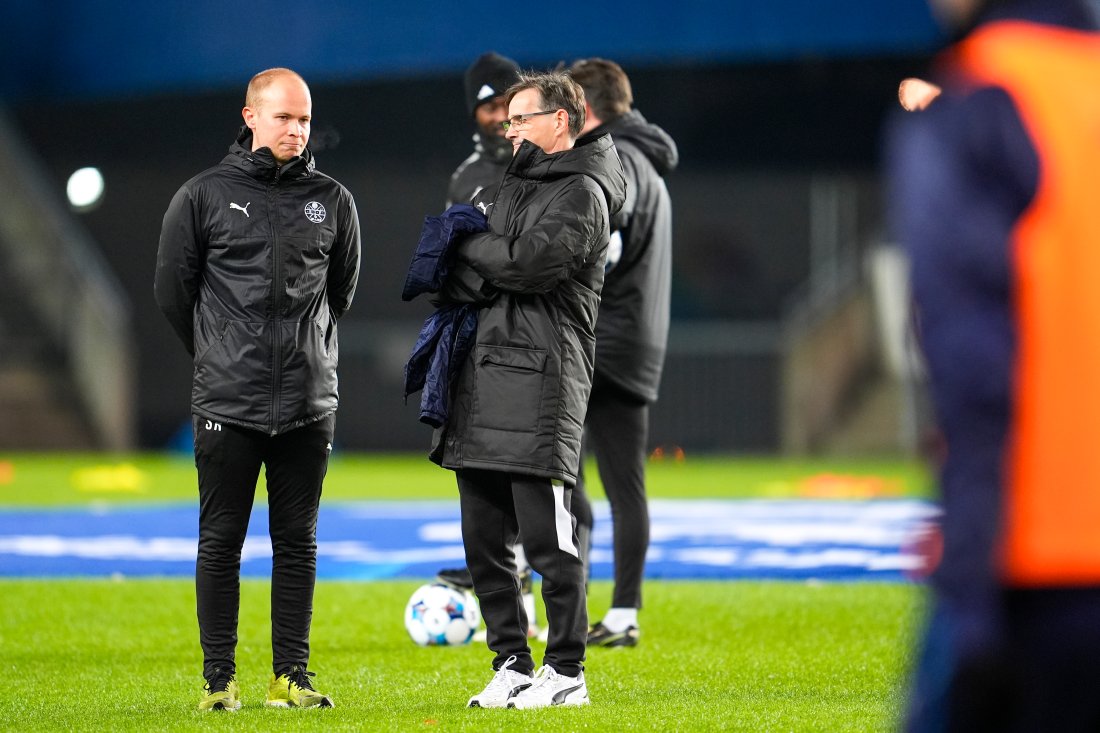 Bilde av Simen Rygh sammen med materialforvalter Torstein Gravdal.