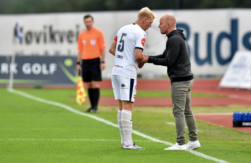 Henrik gir tydelige beskjeder til Jakob og spillerne. Det gjelder å følge planen.