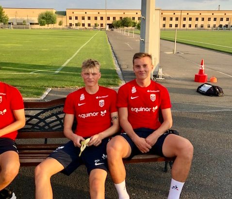 Halldor og Johan på treningsfeltet i Jerevan.