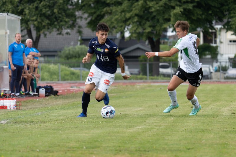 Nico Mickelson spilte sin første kamp fra start for SIF siden møtet med MIF i november 2020. Han var riktig så frisk på høyrebacken.