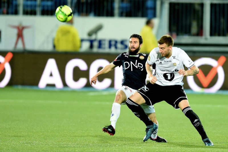 Mounir i duell med Nicklas Bendtner