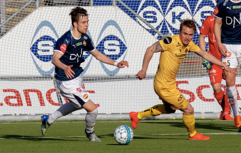 Debutant Christopher Lindquist i duell med Trond Olsen.