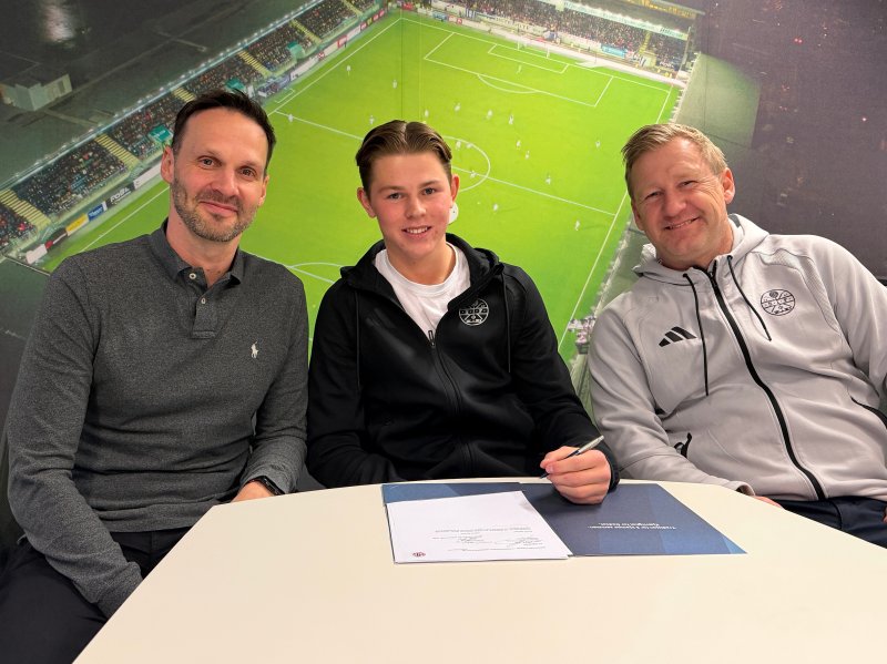 Sean Healy Andresen sammen med sportssjef Jackie Rasmussen (t.v.) og utviklingsleder Stian Lund (t.h.).