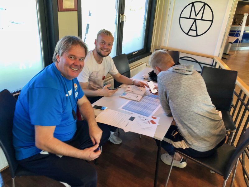 Telefonen gikk varm i hjørnet til BP, Herman og Jakob.