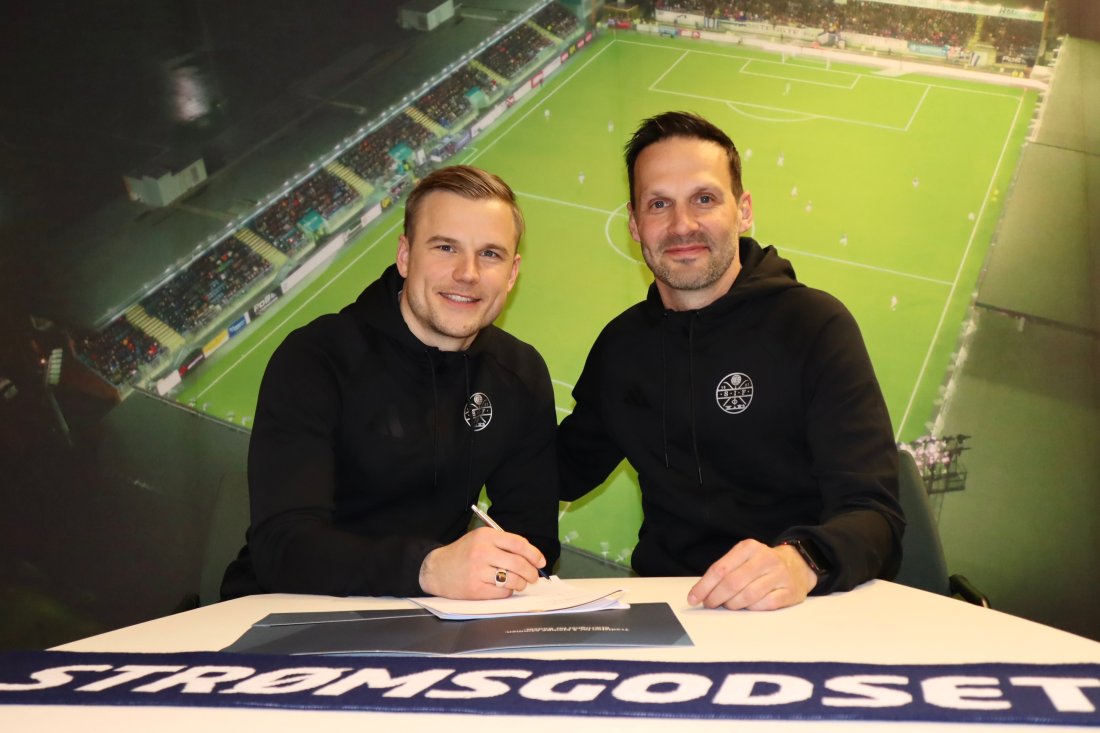 Sebastian Pingel skriver under kontrakten sammen med sportssjef Jackie Rasmussen.