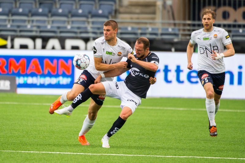 Fighting spirit! Ari Leifsson leverte en ny god kamp i midtforsvaret.