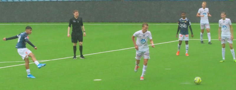 Berkay Duman fyrer løs på Marienlyst i en hjemmekamp mot Molde tidligere i høst.<br />Foto: Haakon Hallingstad