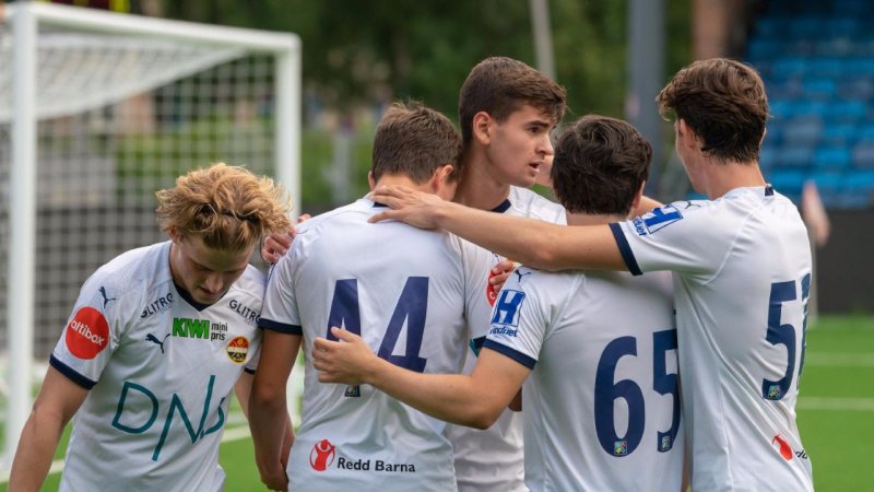 Johannes Dahlby (t.v), Noah Molvær Antonsen (nr. 44), Sebastian Pop (i midten), Adrian Hjelvik (nr.65) og Aleksander Stenseth (t.h) gleder seg til å spille semifinalen i Champions League mot naborivalen.<br />Foto: Børre Helgerud