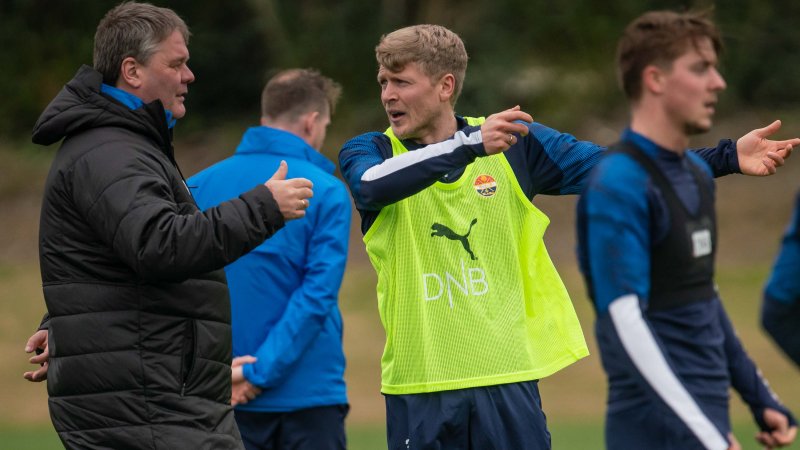 BP og Jonathan Parr i samtale på feltet.