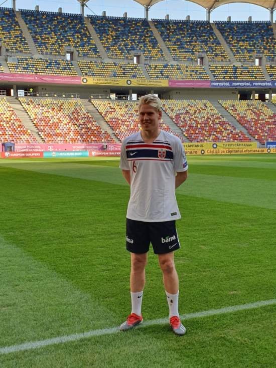 Jakob poserer for pressefotografene i Romania.