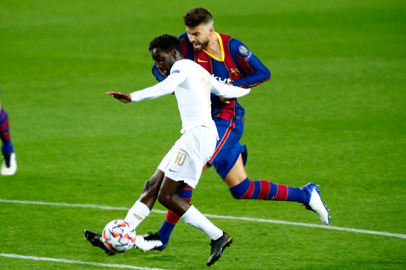 Tokmac Nguen lurer Barcelonas Gerard Pique og får straffe på Camp Nou.