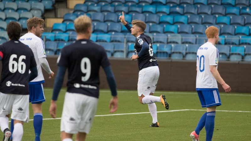 Kasper Flo feirer 1-1-scoringen halvveis ut i 1. omgang.