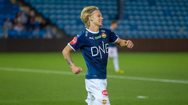 Sebastian Pedersen feirer 2-0-scoringen.