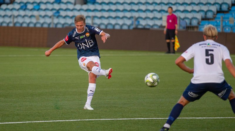 Johan Hove scorer sitt første mål i blå drakt.