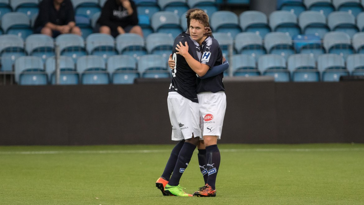 Mustapha Fofana og Simen Hjerkinn Hammershaug feirer sistnevntes scoring for Strømsgodset 3 mot Kongsberg IF.