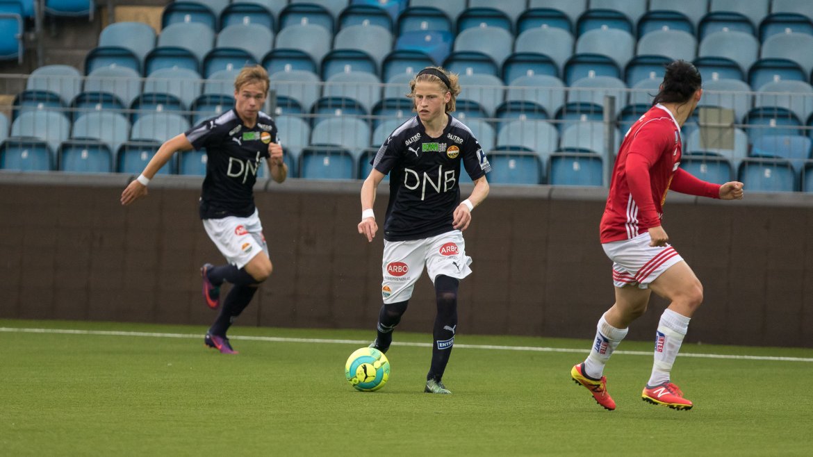Johannes Holstad Dahlby, fetter av Magnus Lankhof Dahlby, fikk sin offisielle debut for Strømsgodset mot Kongsberg. Johannes kom i sommer fra Konnerud IL.