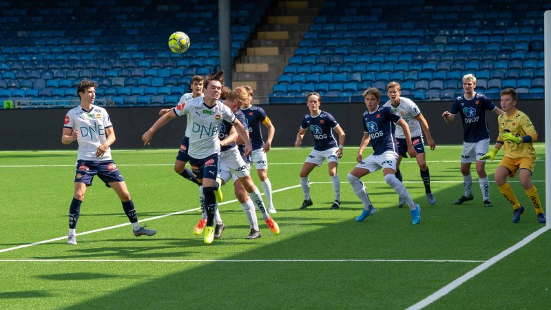 Adrian Hjelvik på G19 stuper alltid i duellene for sitt kjære Strømsgodset.<br />Foto: Børre Helgerud