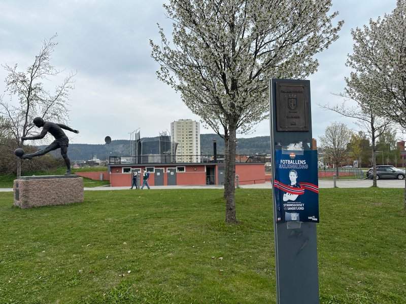 Sjenkeområdet er på plassen utenfor Drammenshallen, rett ved statuen av Steinar P.