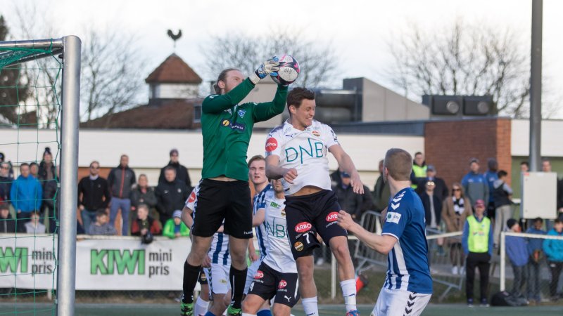 ÅIF-keeper Chris Røgeberg i duell mot Tommy Høiland.