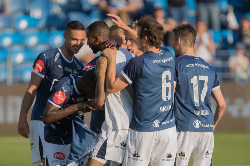 Båndet mellom Tokmac Nguen og Amahl Pellegrino er sterkere enn det meste. Her feirer de sammen etter sistnevntes første offisielle scoring på Marienlyst.