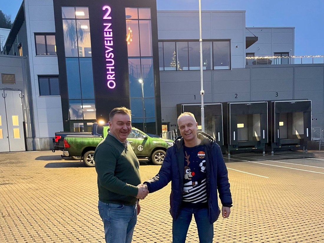 Finstad er med videre! Bildet er tatt utenfor det nye næringsbygget. (T.v Gjert Svendsøy og t.h Audun Kleven)<br />​​