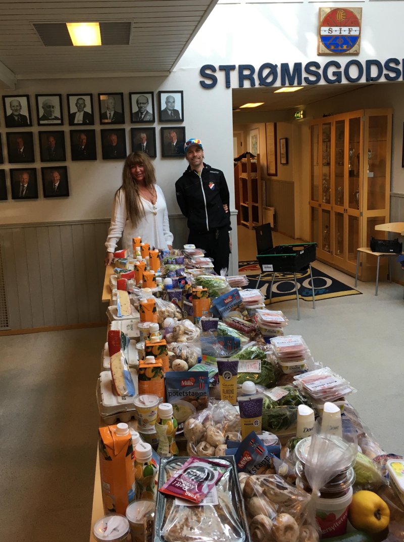 Mari Anne og Robert hjelper til med pakking av matposer og utkjøring.