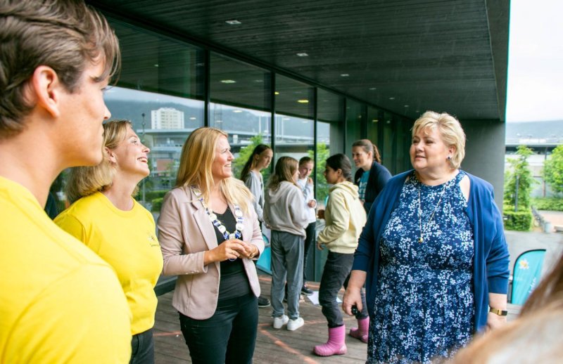 Monica Skaane Bakken, ordfører Monica Myrvold Berg og statsminister Erna Solberg startet Sommerskolen. Bilde: Drammen Kommune